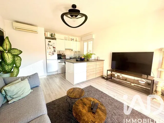 Sala de estar; luz natural, estilo moderno, chão de madeira