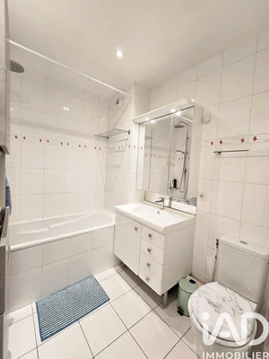 Banyo; fayans zemin, tadilatlı, doğal ışık, modern stil