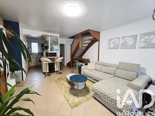 Sala de estar; chão de azulejo, luz natural, estilo moderno