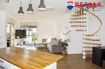 Woonkamer; uitzicht, houten vloer, natuurlijk licht, moderne stijl