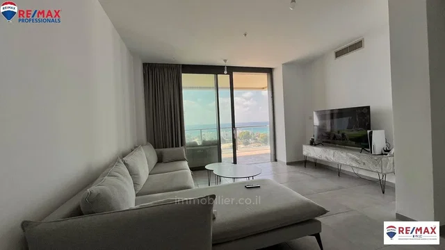 Woonkamer; uitzicht, natuurlijk licht, moderne stijl, tegelvloer