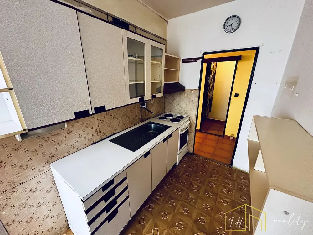 Кухиња; плочице, потребна реновација