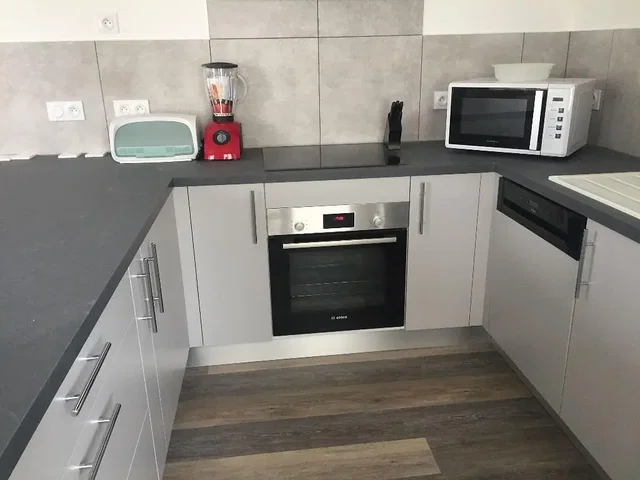 Keuken; keukenapparatuur, houten vloer, gerenoveerd, natuurlijk licht