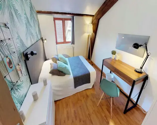 Slaapkamer; houten vloer, natuurlijk licht