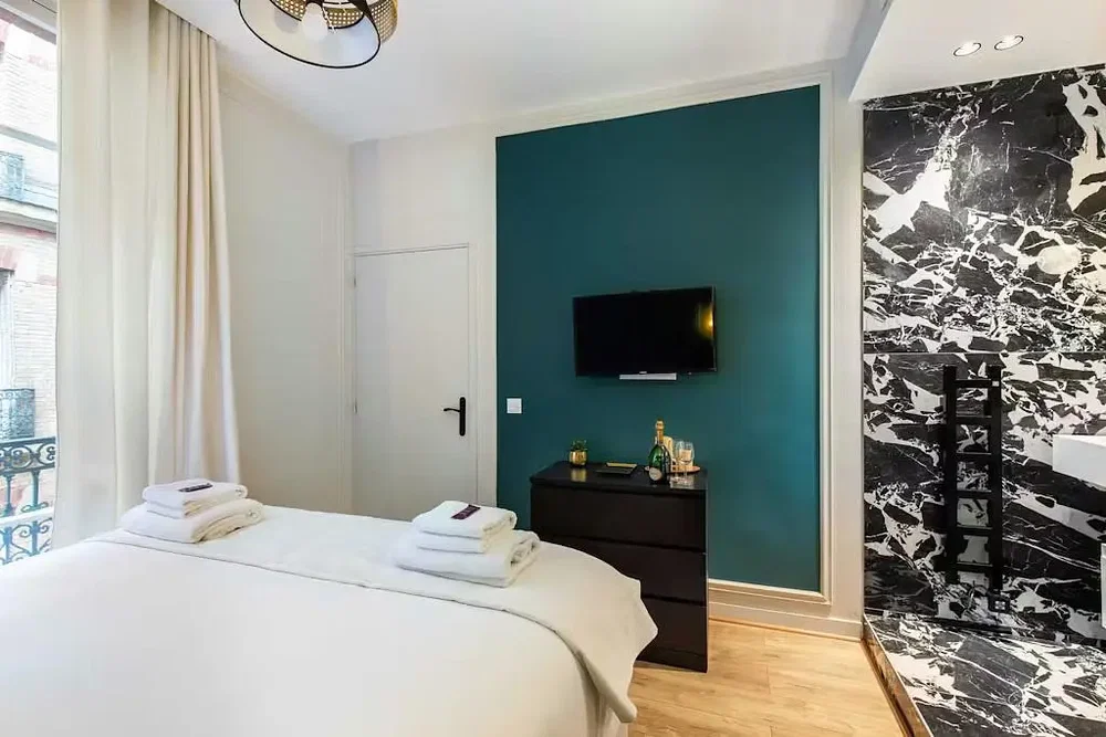 Spavaća soba; prirodno svjetlo, moderni stil