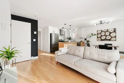 Wohnzimmer; tageslicht, holzboden, moderner stil