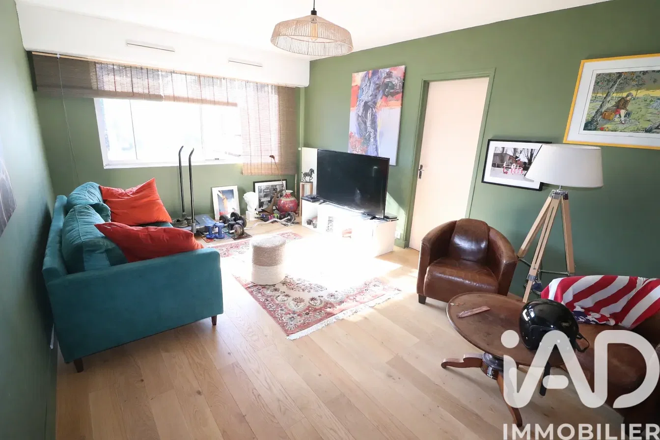 Дневна соба; природно светло, дрвени под, модерни стил