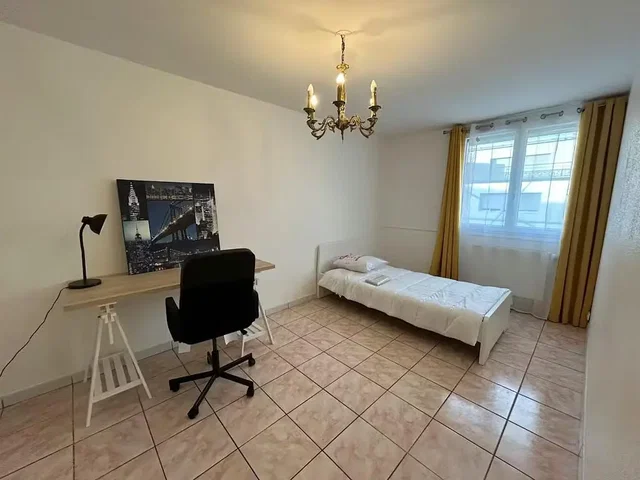 Chambre; carrelage, lumière naturelle