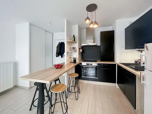 Cocina; electrodomésticos, luz natural, estilo moderno, suelo de baldosas