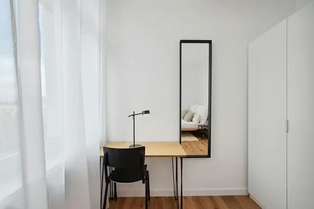 Quarto; luz natural, chão de madeira, estilo moderno