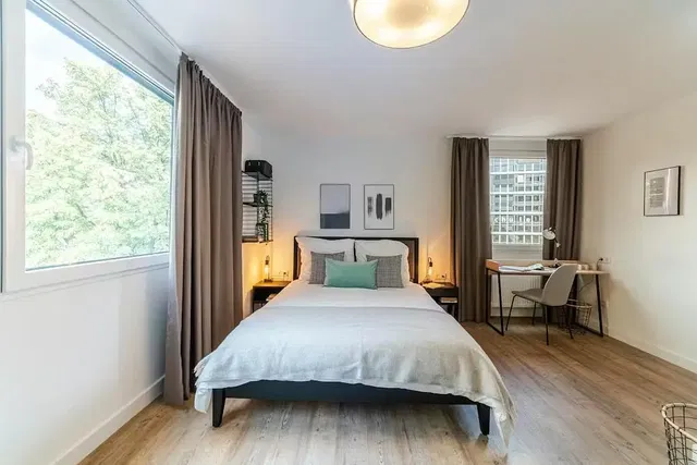 Quarto; luz natural, chão de madeira