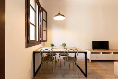 Wohnzimmer; holzboden, tageslicht, moderner stil