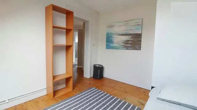 Σαλόνι; ξύλινο πάτωμα, φυσικό φως