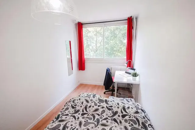 Спаваћа соба; природно светло, дрвени под