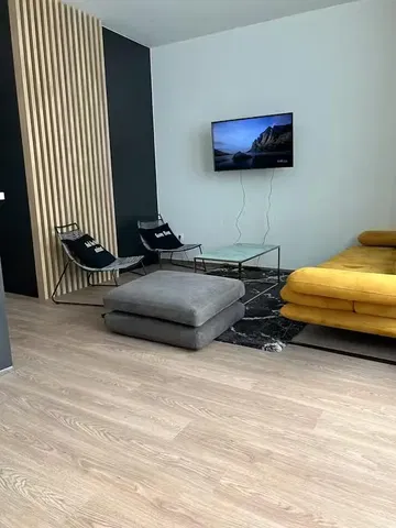 Oturma odası; modern stil, ahşap zemin, doğal ışık