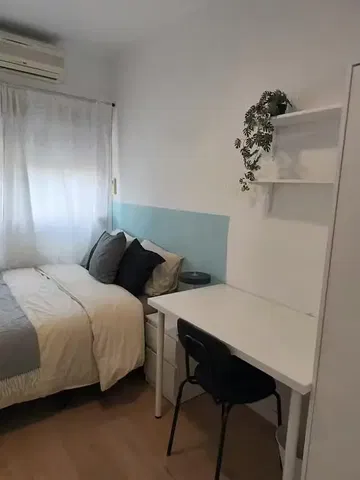 Slaapkamer; natuurlijk licht, houten vloer