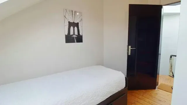 Υπνοδωμάτιο; φυσικό φως, ξύλινο πάτωμα