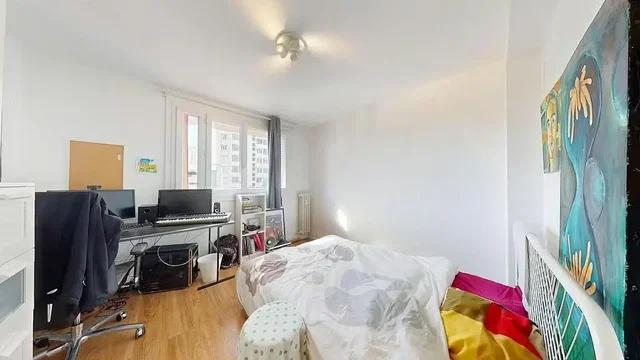 Спаваћа соба; дрвени под, природно светло, модерни стил