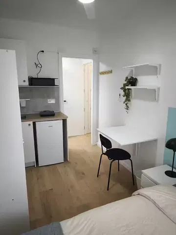Slaapkamer; houten vloer, natuurlijk licht, moderne stijl
