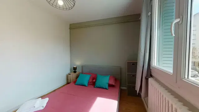 Dormitorio; luz natural, suelo de madera