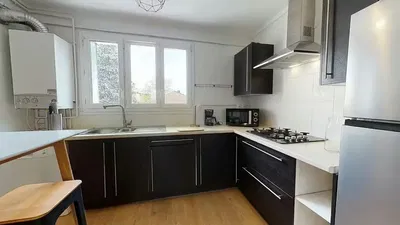 Mutfak; mutfak aletleri, doğal ışık, modern stil, ahşap zemin