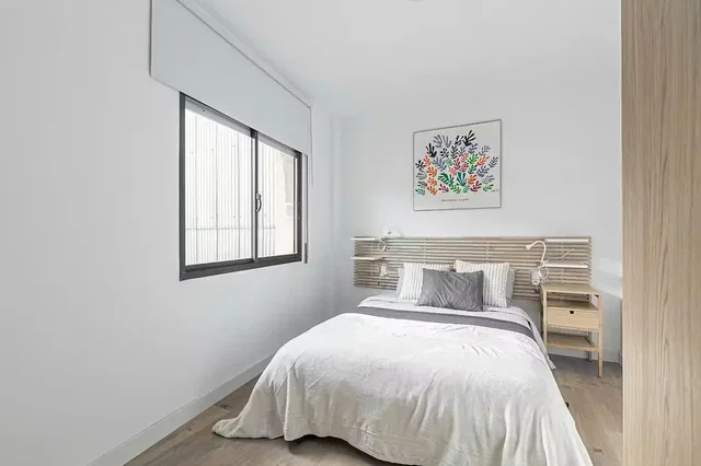 Spavaća soba; prirodno svjetlo, drveni pod, moderni stil