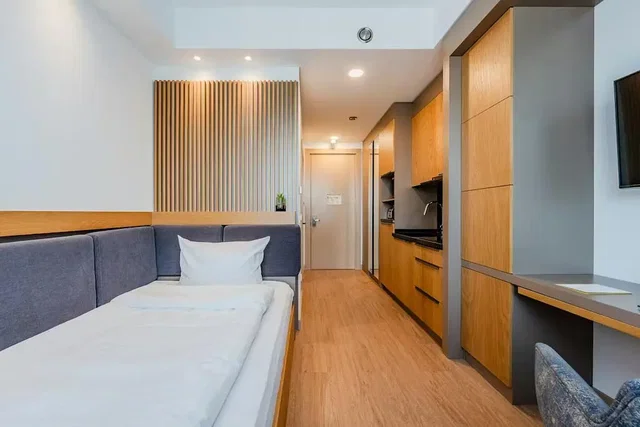 Chambre; parquet, électroménager, lumière naturelle