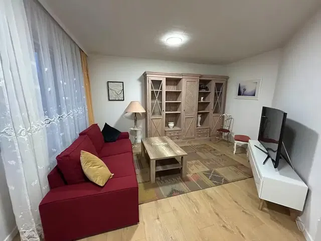 Σαλόνι; ξύλινο πάτωμα, φυσικό φως, μοντέρνο στυλ