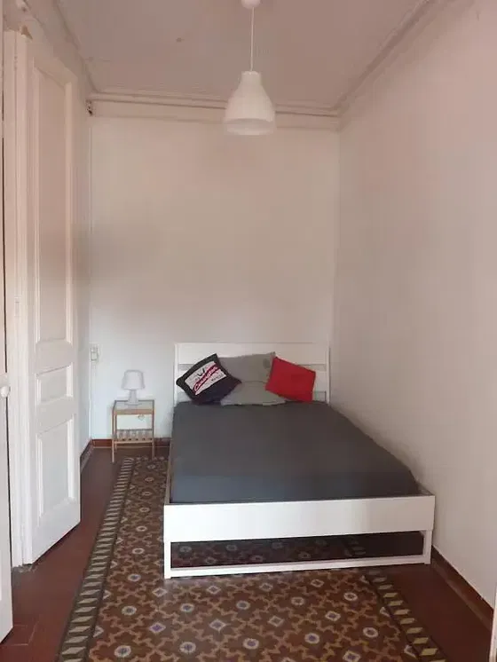 Yatak odası; doğal ışık, ahşap zemin