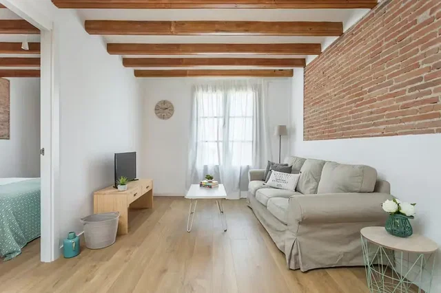 Obývačka; drevené trámy, drevená podlaha, prirodzené svetlo, moderný štýl