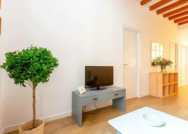 غرفة معيشة; عوارض خشبية, أرضية خشبية, ضوء طبيعي