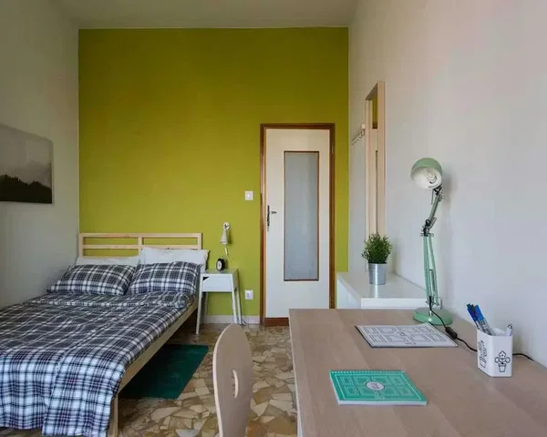 Ložnice; přirozené světlo, moderní styl