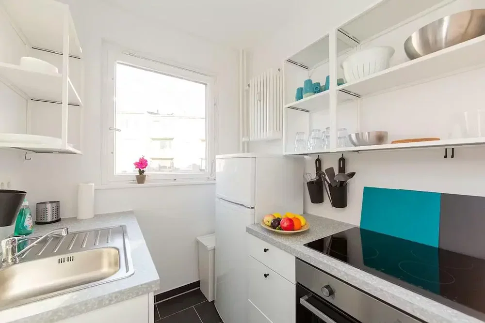 Kitchen; kitchen appliances, natural light, modern style