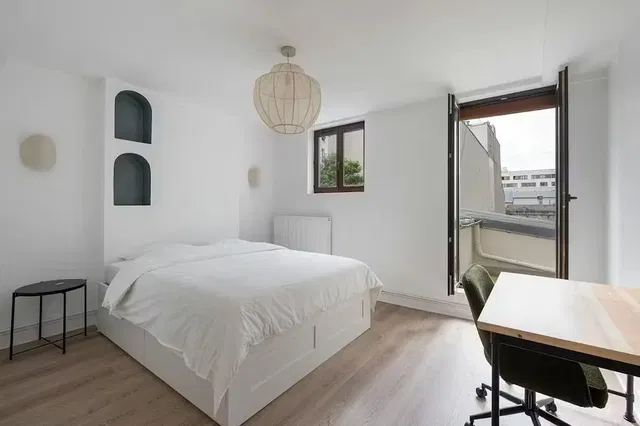 Bedroom; natural light, modern style