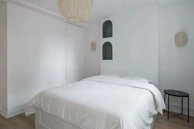 Bedroom; natural light, modern style