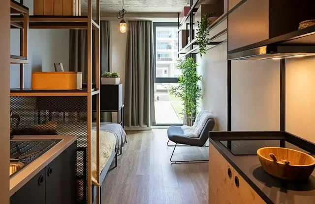 Mutfak; ahşap zemin, doğal ışık, modern stil