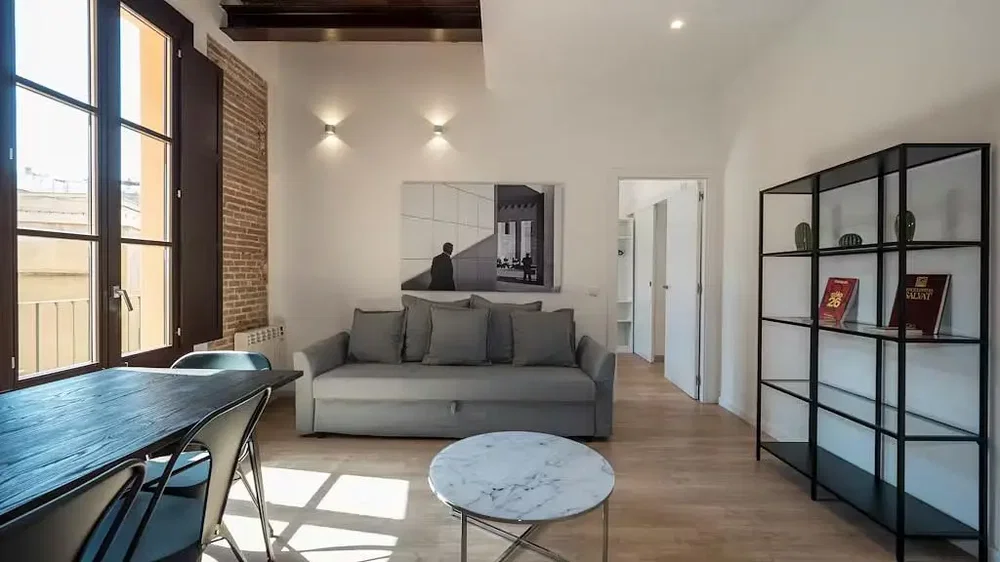 Wohnzimmer; tageslicht, moderner stil, holzboden