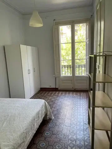 Spálňa; prirodzené svetlo, dlažba