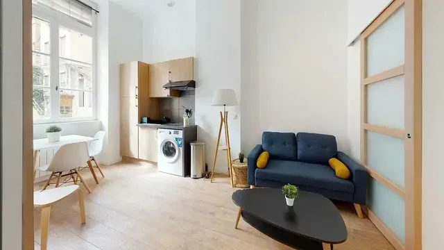 Obývací pokoj; přirozené světlo, dřevěná podlaha, moderní styl