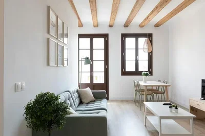 Oturma odası; ahşap kirişler, doğal ışık, modern stil