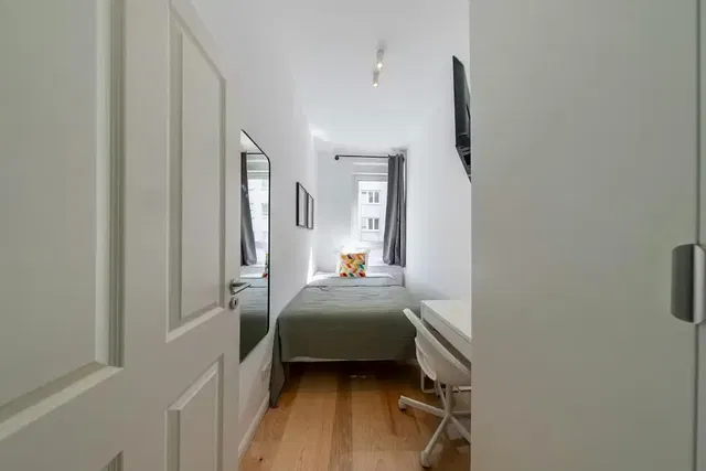 Quarto; chão de madeira, luz natural, estilo moderno