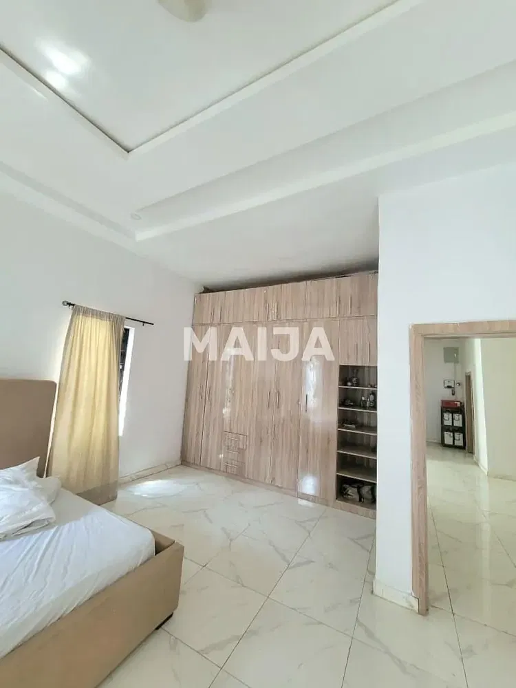 Chambre; carrelage, lumière naturelle