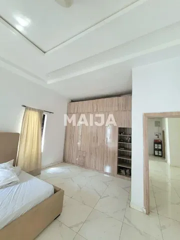 Chambre; carrelage, lumière naturelle