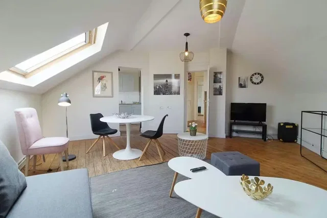 Дневна соба; природно светло, дрвени под, модерни стил