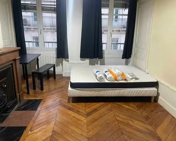 Ložnice; dřevěná podlaha, krb, přirozené světlo, výhled