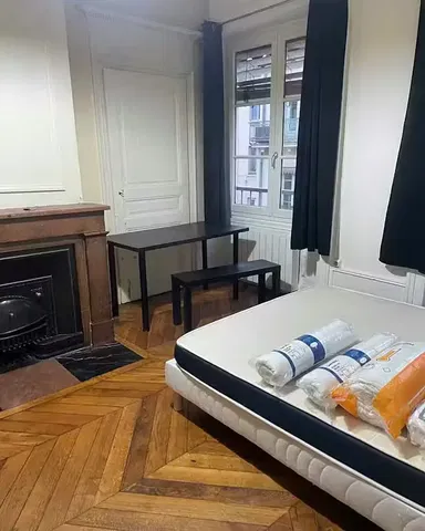 Ložnice; krb, dřevěná podlaha, přirozené světlo