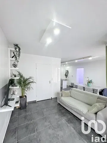 Obývací pokoj; dlažba, přirozené světlo, moderní styl