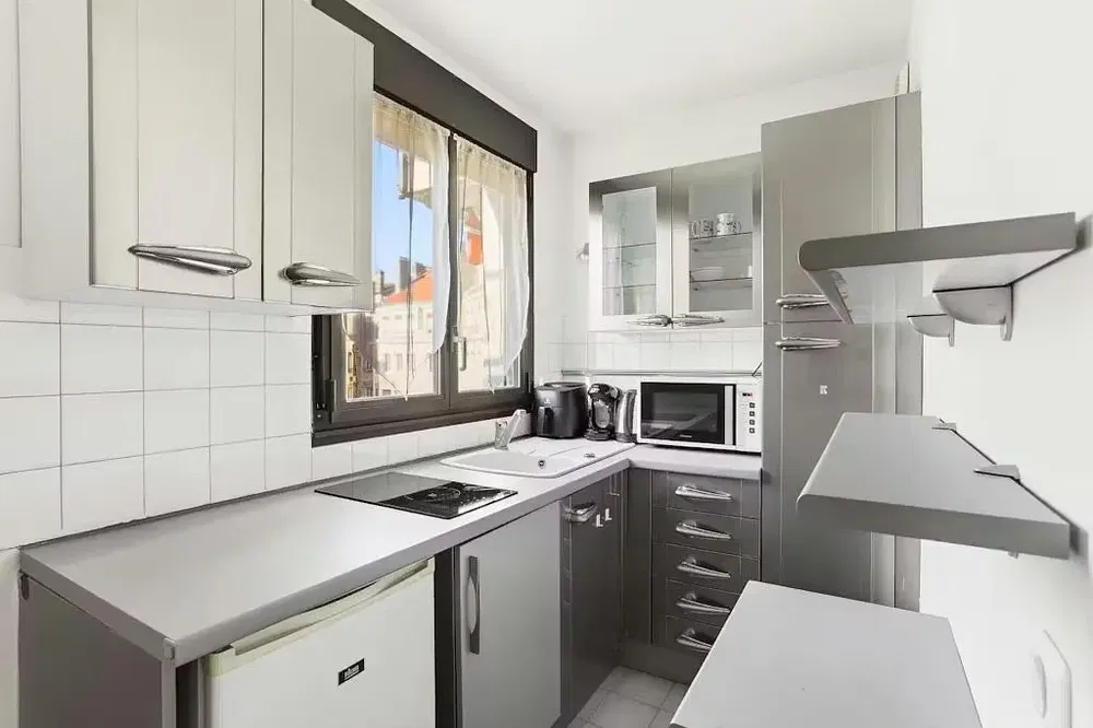 Кухиња; кухињски апарати, поглед, природно светло