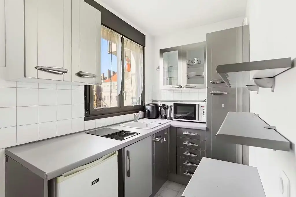 Кухиња; кухињски апарати, поглед, природно светло