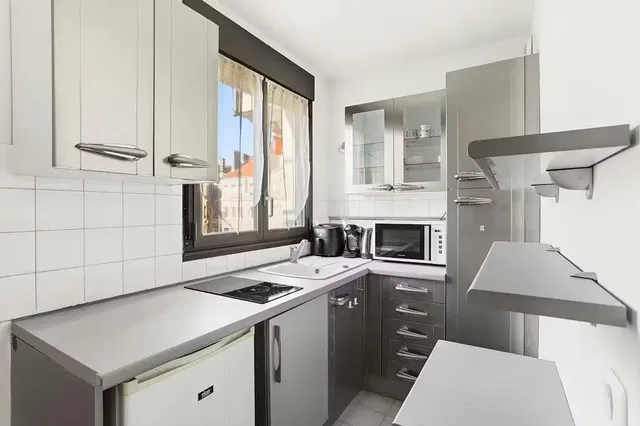 Kuchyně; kuchyňské spotřebiče, výhled, přirozené světlo